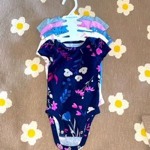 Carters. NB. 5 pc. Onesies